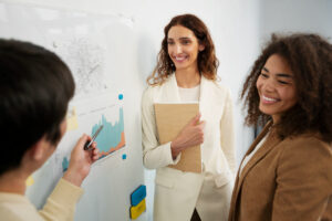 Professionnelles d'Axis Mundi discutant stratégies de bien-être pendant la Semaine de la QVCT.