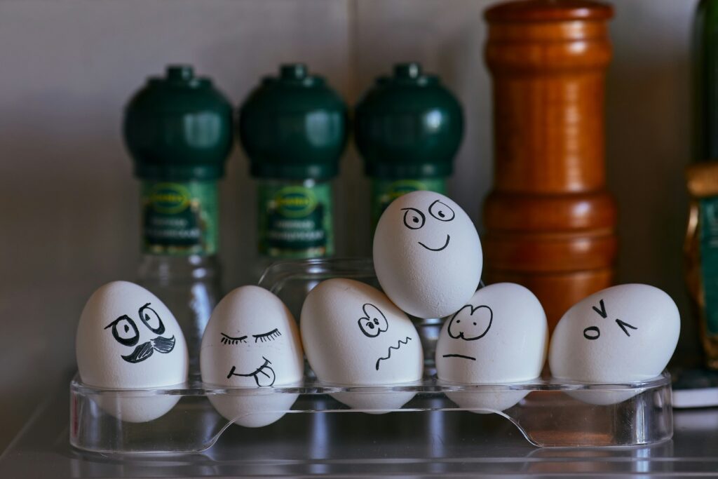 Photo montrant des oeufs peints avec des expressions humaines, illustrant le contexte d'une intervention psychologique de crise