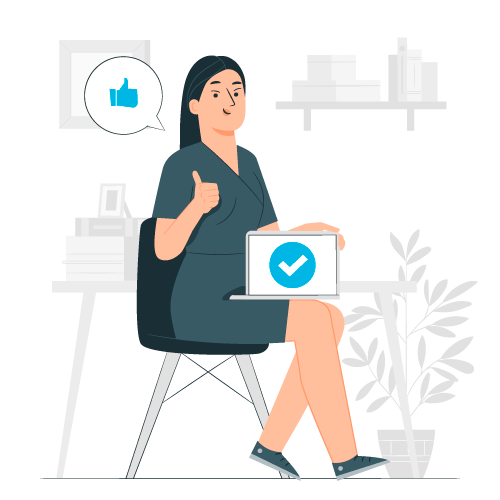 Femme assise avec un ordinateur affichant une coche, faisant un pouce levé, dans un bureau avec plante et étagères.