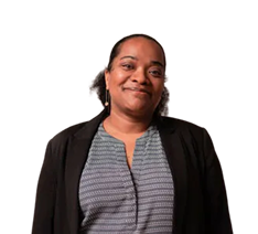 Femme souriante en chemisier gris à motifs et gilet noir.