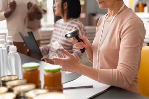 Formation hygiène de vie au travail : professionnelle analysant des produits alimentaires, illustrant la sensibilisation aux bonnes pratiques nutritionnelles et au bien-être au quotidien