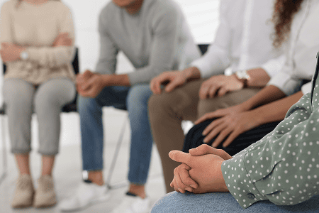 Groupe de salariés participant à un entretien de soutien psychologique encadré en entreprise