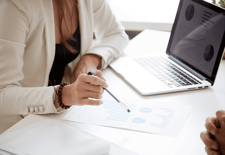 Analyse de données et de graphiques illustrant le diagnostic des risques psychosociaux et la prévention en entreprise
