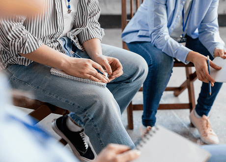Séance d'écoute entre un psychologue et un salarié dans le cadre d'un soutien psychologique au travail