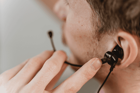Salarié contactant la cellule d'écoute psychologique pour un soutien immédiat après un événement critique