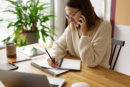 Salariée échangeant au téléphone lors d'un entretien individuel de soutien psychologique ciblé