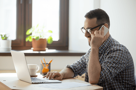 Salarié bénéficiant d'un suivi psychologique téléphonique régulier dans le cadre d'un accompagnement post-événement