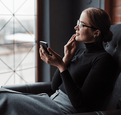 Salariée échangeant par téléphone avec un psychologue dans le cadre d'une ligne d'écoute psychologique confidentielle