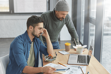 Deux salariés en situation de tension au travail illustrant la prévention des risques psychosociaux