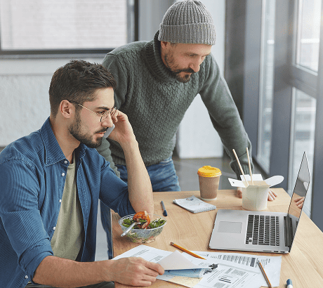 Deux salariés en situation de stress et de surcharge de travail illustrant les risques psychosociaux en entreprise