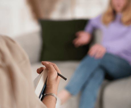 Psychologue recevant un salarié lors d'une permanence psychologique confidentielle en entreprise