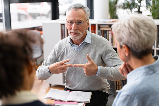 Formation communication et feedback : un manager échange avec ses collaborateurs en entreprise