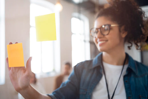 Formation management à distance et en mode hybride : une manager organise le travail collaboratif à distance